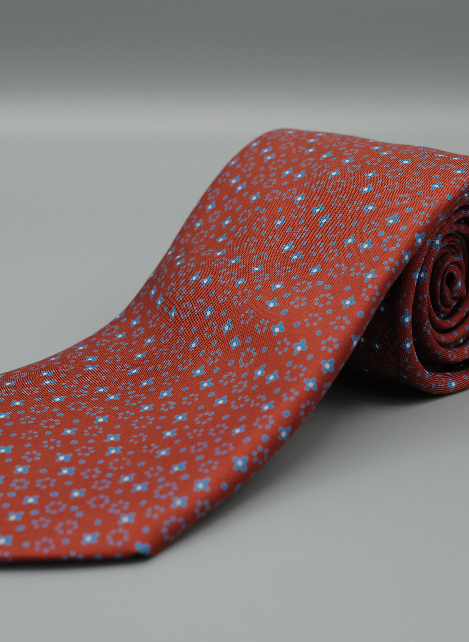 Corbata Roja con Flores Azules