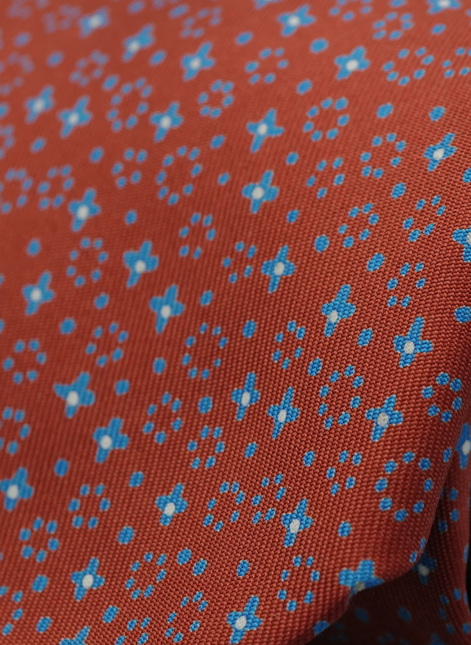 Corbata Roja con Flores Azules