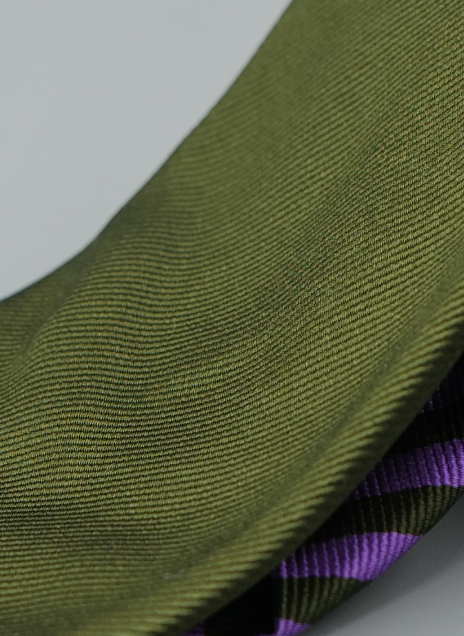 Corbata Verde con Rayas Moradas