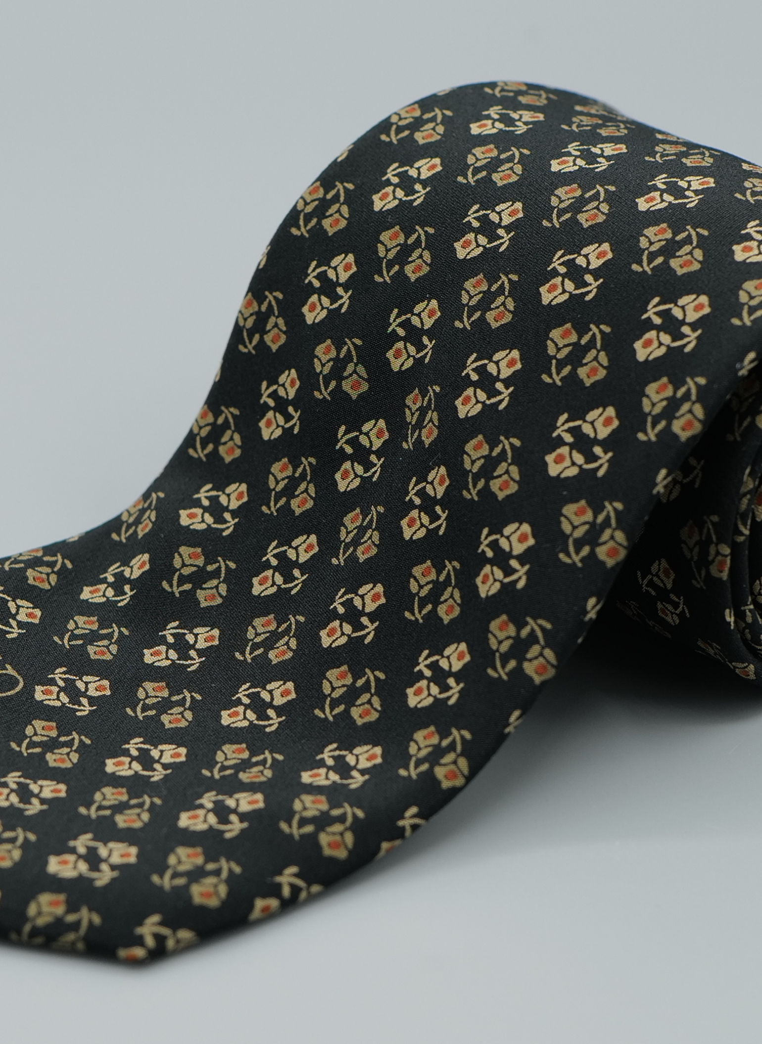 Corbata Negra con Flores