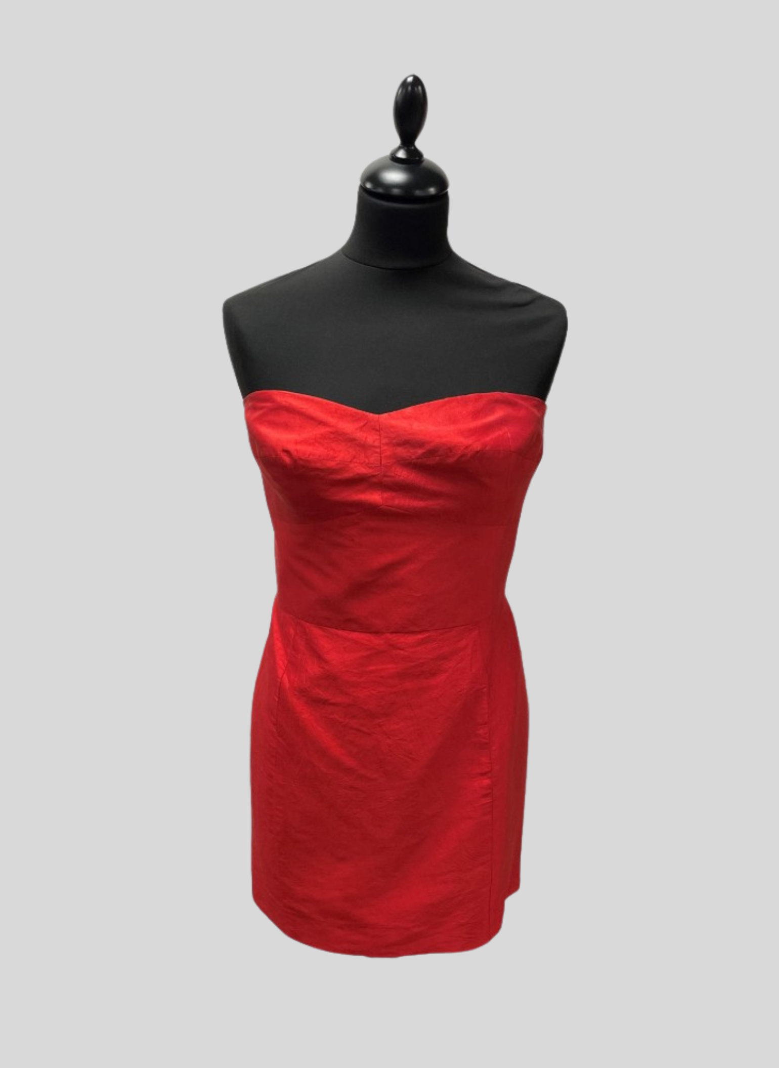 Rotes Ehrenwort-Kleid